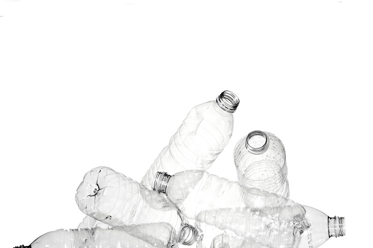 Unia Europejska chce wprowadzić przepisy, zgodnie z którymi do 2025 roku obowiązkowemu recyklingowi podlegać będzie 90% plastikowych butelek.
