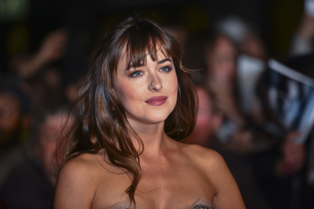 Dakota Johnson w rozpuszczonych włosach na festiwalu filmowym w Londynie.