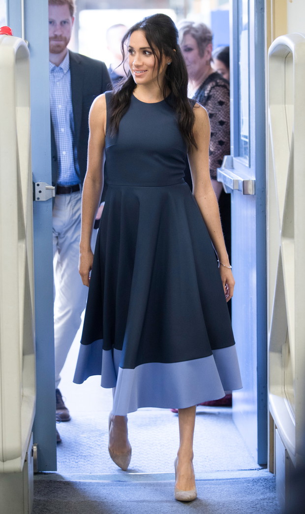 Meghan Markle podczas wizyty w żeńskiej szkole w Sydney w ramach wizyty w Australii