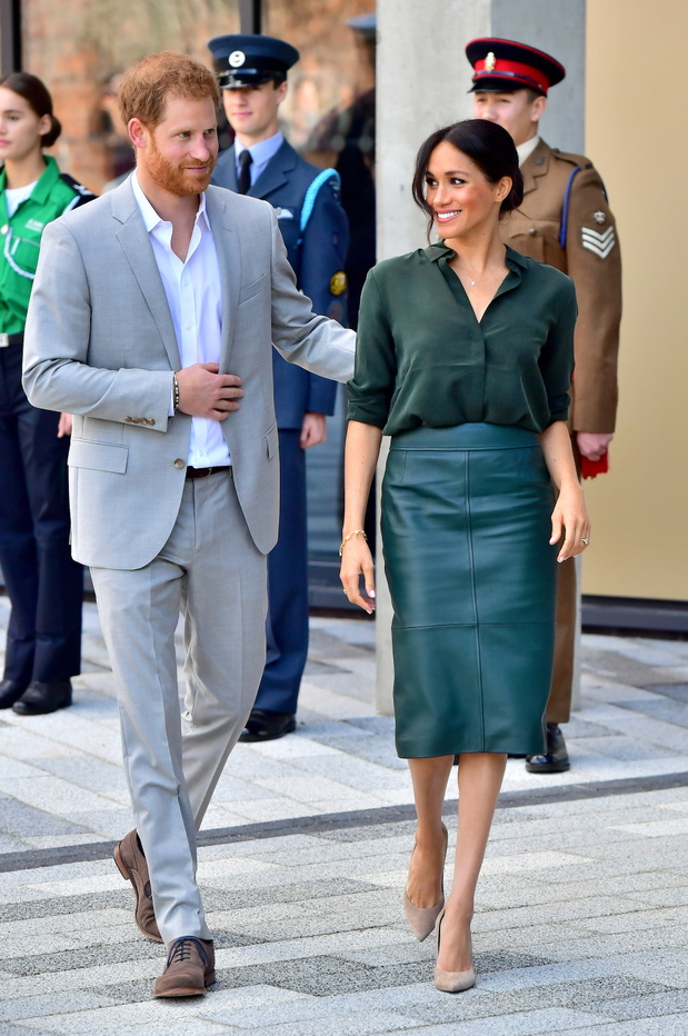 Meghan Markle w spródnicy Hugo Boss i koszuli z & Other Stories oraz szpilkach Stuart Weitzman.