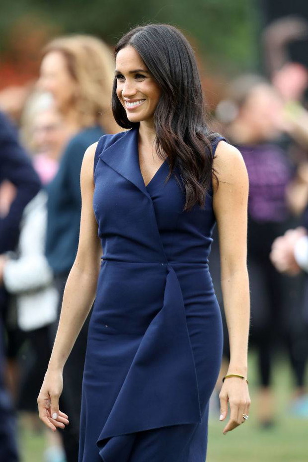 Meghan Markle w trakcie swojej pierwszej zagranicznej wizyty jako księżna Sussex w kreacji autorstwa Dion Lee.