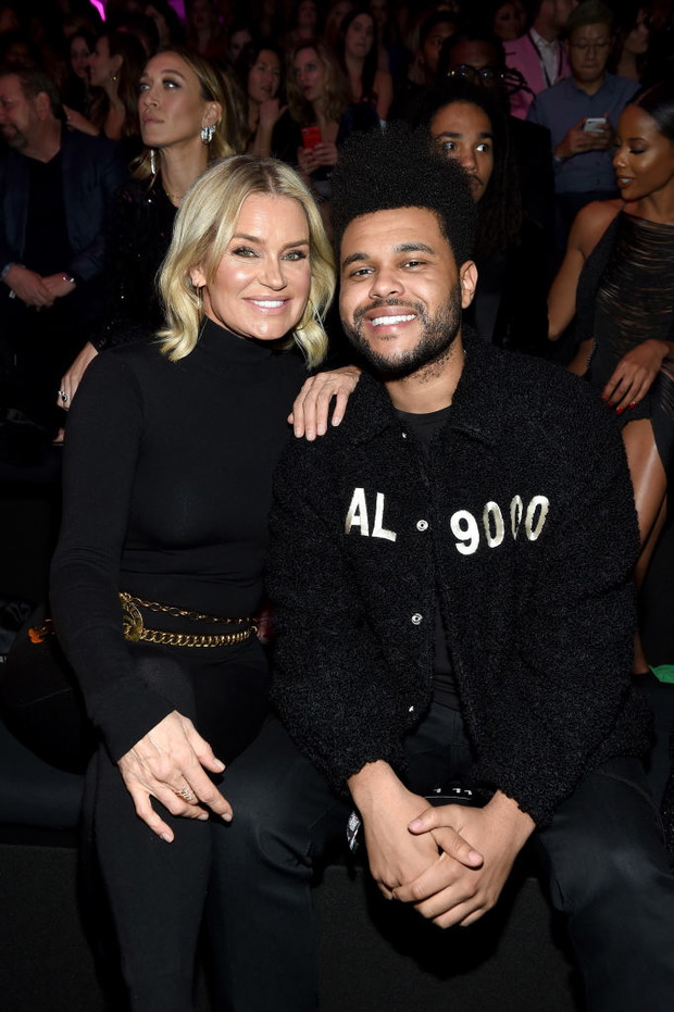 Yolanda Hadid i The Weeknd podziwiali wspólnie Bellę Hadid na wybiegu Victoria