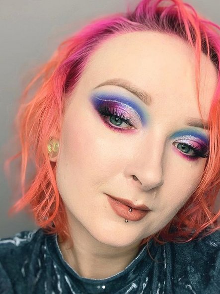 O swoim kanale Red Lipstick Monster mówi „największy kanał kosmetyczny w Polsce” i nie ma w tym przesady – jako jedyna influencerka w Polsce ma prawie 1 300 000 subskrypcji i ta liczba stale rośnie.