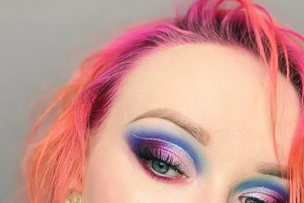 O swoim kanale Red Lipstick Monster mówi „największy kanał kosmetyczny w Polsce” i nie ma w tym przesady – jako jedyna influencerka w Polsce ma prawie 1 300 000 subskrypcji i ta liczba stale rośnie.