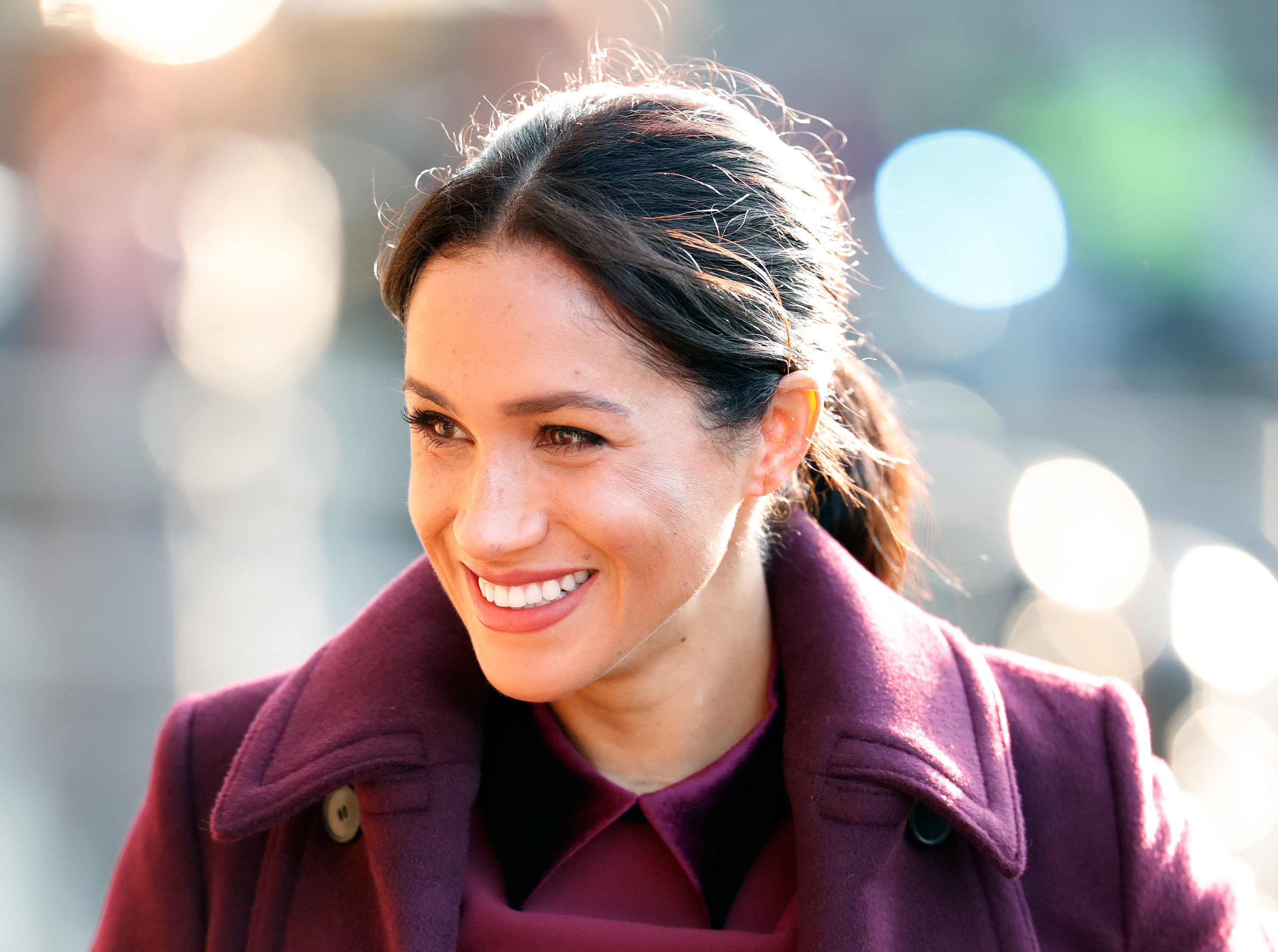 Meghan Markle to osoba, dla której królowa Elżbieta II najczęściej naginała dworską etykietę. Jeśli jednak chodzi o poród, być może za sprawą księżnej Sussex powrócą do łask dawne zwyczaje.
