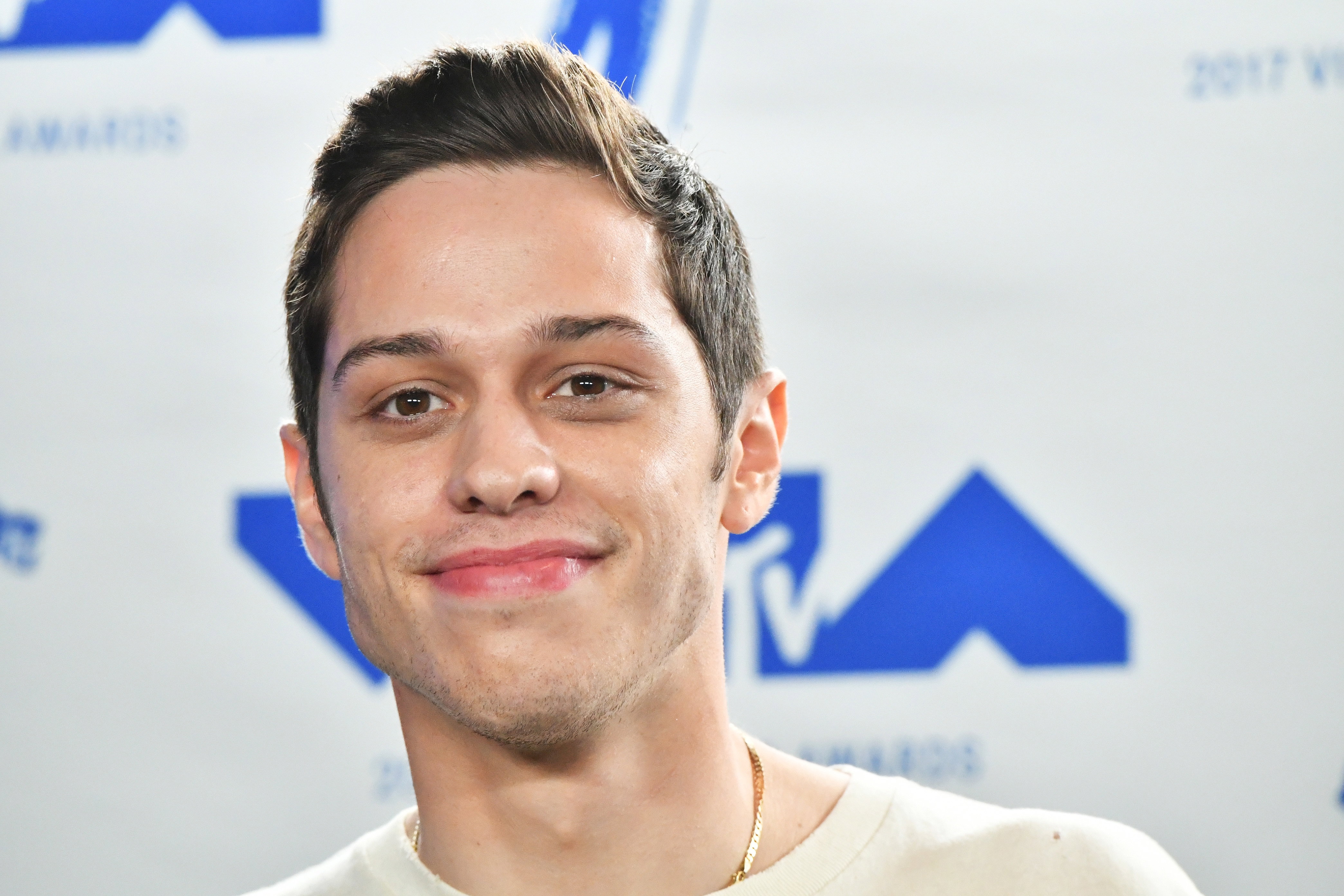 Pete Davidson i Ariana Grande rozstali się krótko po zaręczynach. Wszystko wskazuje na to, że komik właśnie rozpoczyna nowy rozdział.