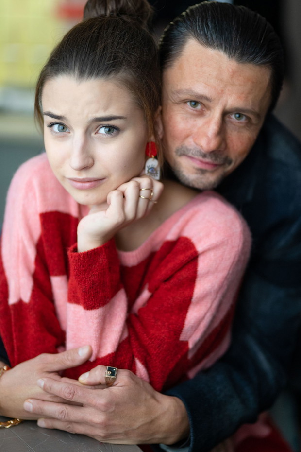 Kadr z serialu „Zawsze warto” z Julią Wieniawą, Weroniką Rosati i Katarzyną Zielińsk