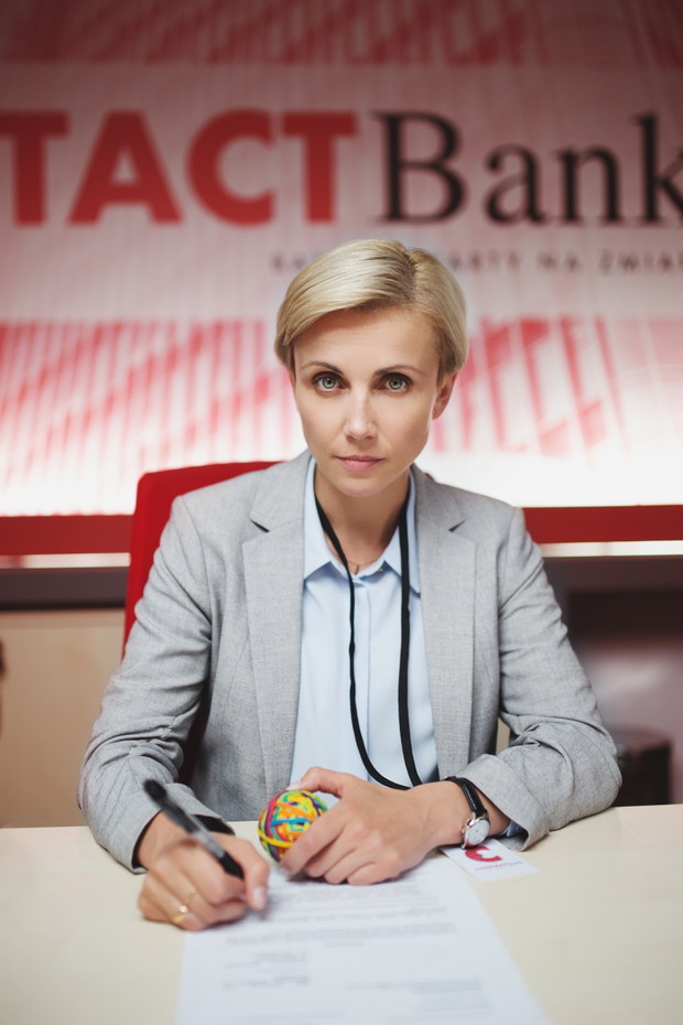 Kadr z serialu „Zawsze warto” z Julią Wieniawą, Weroniką Rosati i Katarzyną Zielińsk