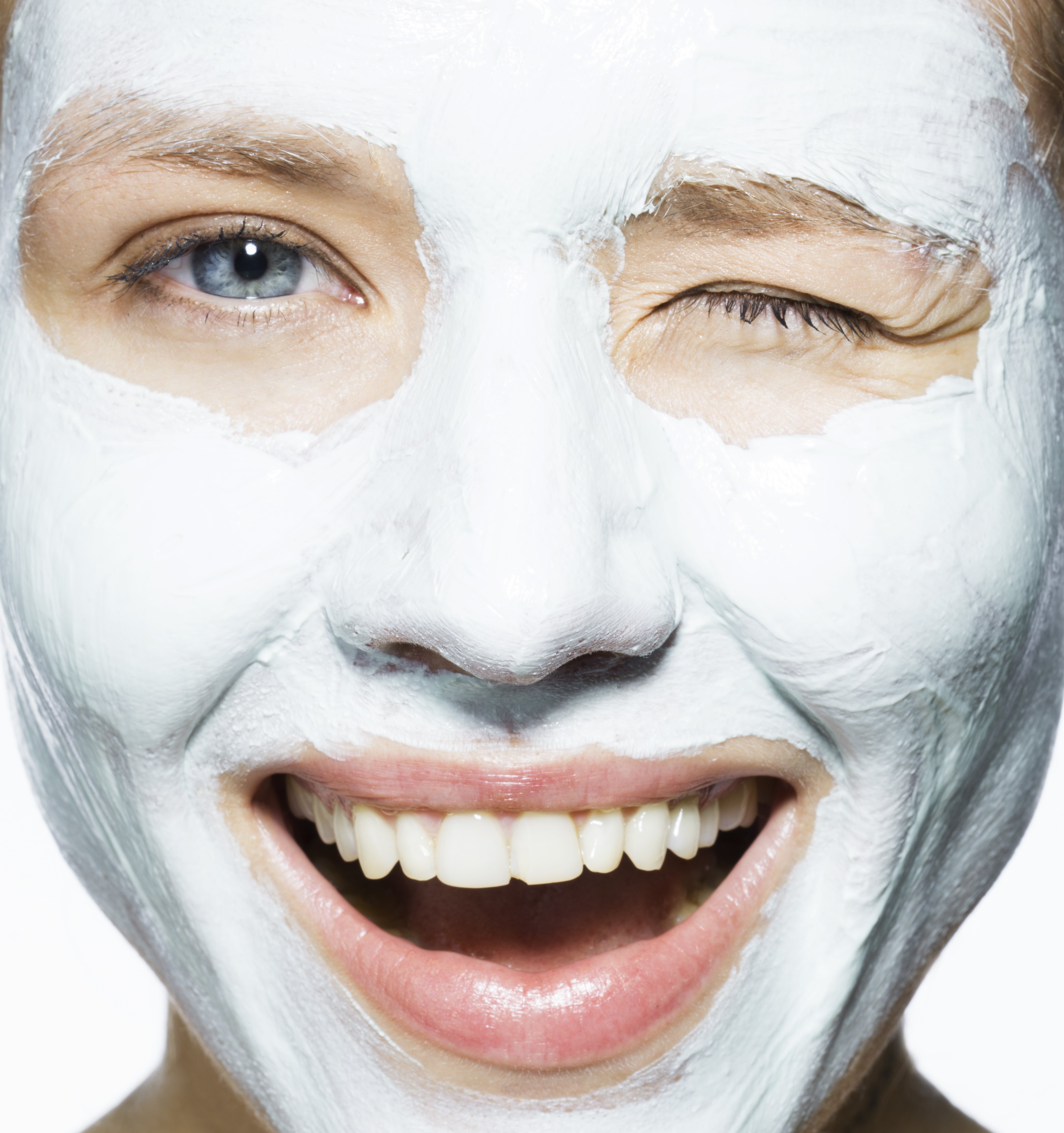 Mimo że wielu producentów umieszcza informacje na produkcie właśnie z zaleceniem dla problematycznej cery, ten zabieg odradzi wam każdy dermatolog w zamian proponując peeling enzymatyczny.