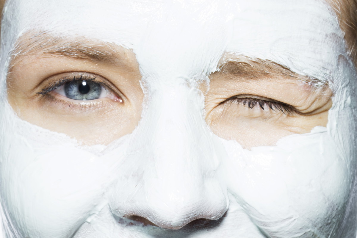 Mimo że wielu producentów umieszcza informacje na produkcie właśnie z zaleceniem dla problematycznej cery, ten zabieg odradzi wam każdy dermatolog w zamian proponując peeling enzymatyczny.