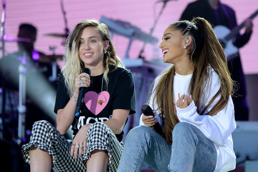Miley Cyrus w coverze „No Tears Left To Cry” Ariany Grande