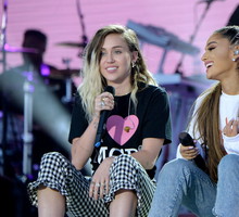 Miley Cyrus w coverze „No Tears Left To Cry” Ariany Grande