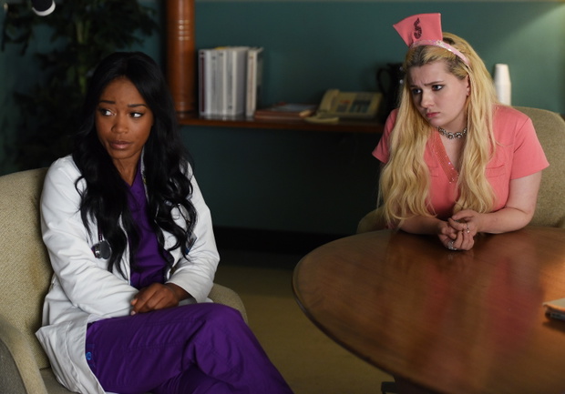 Abigail Breslin na planie serialu „Królowe krzyku”