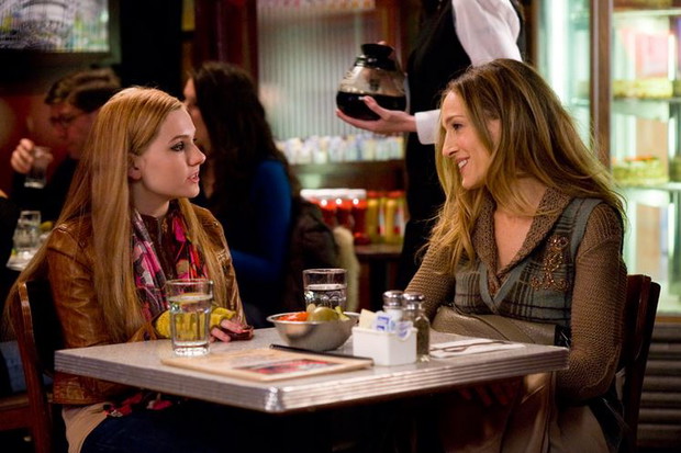 Abigail Breslin u boku Sarah Jessiki Parker w produkcji „Sylwester w Nowym Jorku” 2011 r.