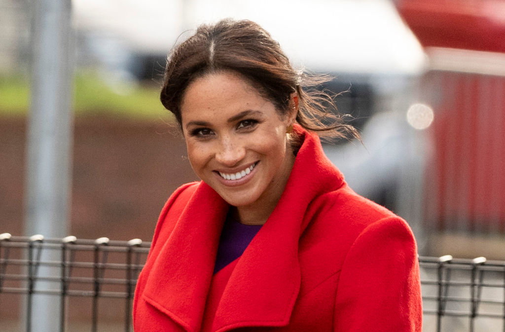 Meghan Markle postawiła na sukienkę z popularnej sieciówki!