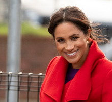Meghan Markle postawiła na sukienkę z popularnej sieciówki!