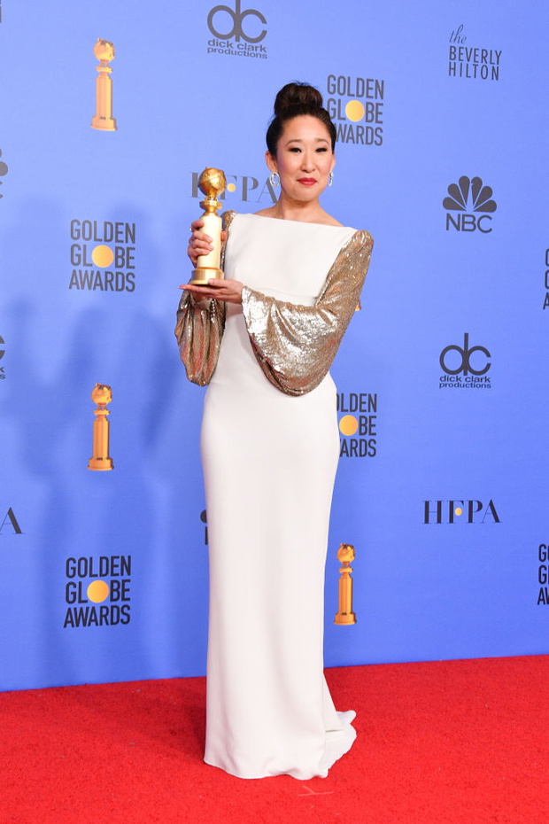 Sandra Oh odebrała statuetkę Złotego Globa za rolę w serialu „Obsesja Eve” sukience Stelli McCartney.