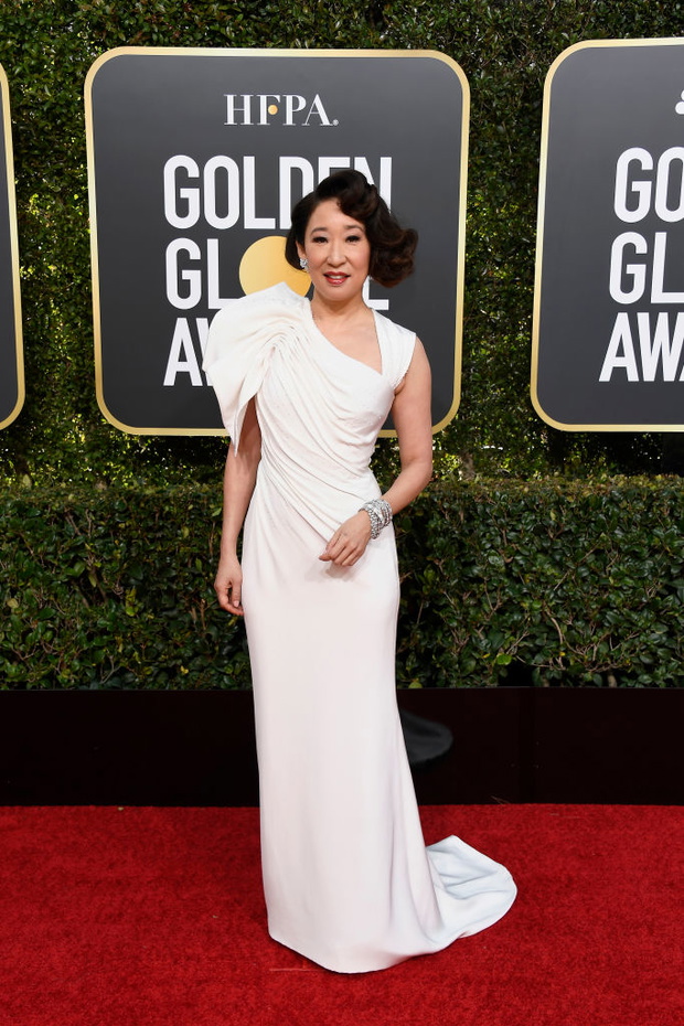 Sandra Oh przybyła na 76. galę rozdania Złotych Globów w kreacji Versace.