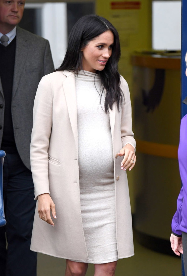 Sukienkę z H&M Meghan połączyła z płaszczem Emporio Armani, torebką Stella McCartney oraz szpilkami Manolo Blahnik.