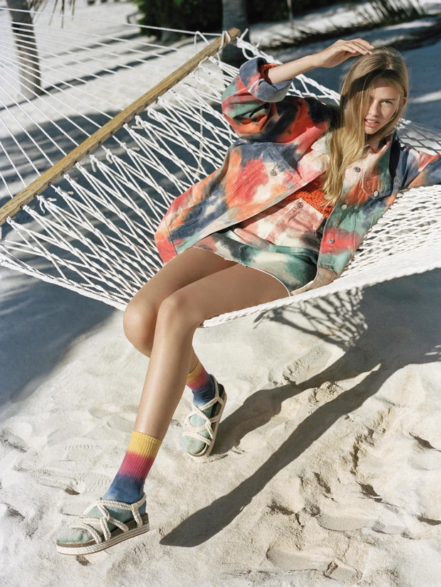 Kolorowe skarpetki wiosną i latem 2019 Pull&Bear radzi nosić z plecionymi sandałami.