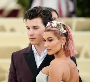 Shawn Mendes lajkuje zdjęcia Hailey na Instagramie Justina. Bieber nie omieszkał tego skomentować!