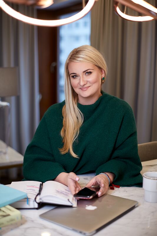 Karolina Cwalina-Stępniak: PCC ICF Coach, autorka projektów rozwojowych oraz CEO Platformy Online - www.wszystkozaczynasiewglowie