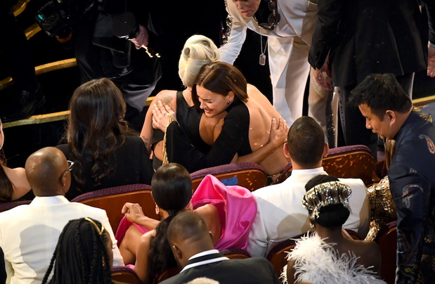 Oscary 2019: Lady Gaga i Irina Shayk padły sobie w ramiona po tym, jak piosenka „Shallow” wygrała statuetkę.