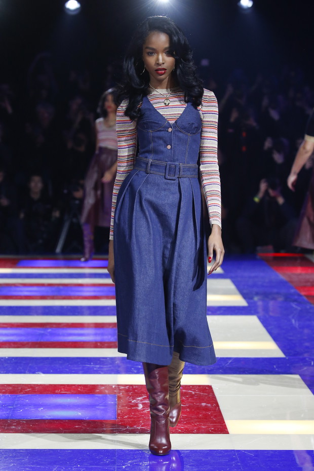 Pokaz kolekcji TommyxZendaya w ramach projektu TOMMYNOW w Paryżu