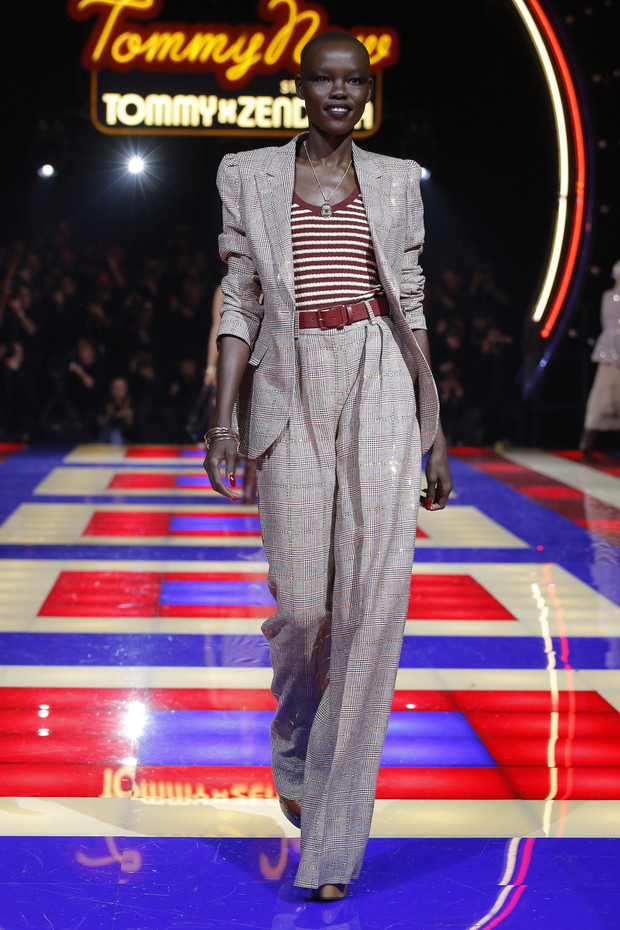 Pokaz kolekcji TommyxZendaya w ramach projektu TOMMYNOW w Paryżu