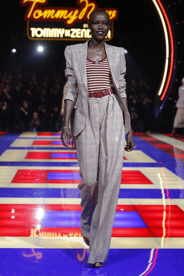 Pokaz kolekcji TommyxZendaya w ramach projektu TOMMYNOW w Paryżu