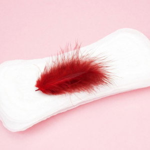 Kolor krwi menstruacyjnej podczas okresu - co oznacza?