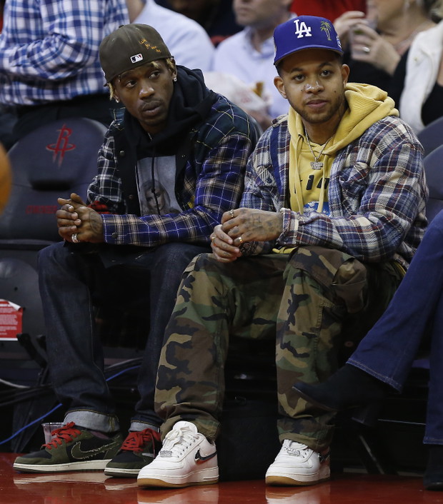Travis Scott pojawił się na meczu koszykówki w bluzie z nadrukowanym wizerunkiem Kylie Jenenr!