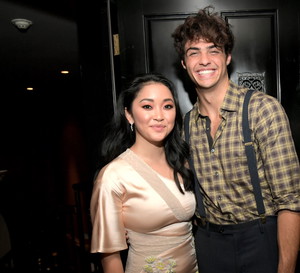 Lana Condor, czyli filmowa Lara Jean Covey z „Do wszystkich chłopców, których kochałam” wielokrotnie brana była pod uwagę, jako dziewczyna Noah. Ta dwójka jednak po prostu się przyjaźni.