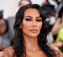 Met Gala 2019: Kim Kardashian postawiła na „wet look”.