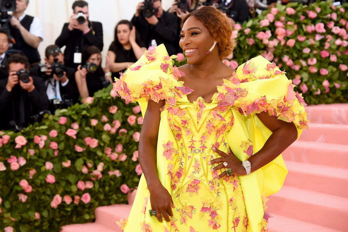 Met Gala 2019: Serena Williams kreację Atelier Versace dopełniła wyrazistą biżuterią, diamentowym zegarkiem i delikatną bransoletką wokół kostki.