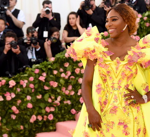 Met Gala 2019: Serena Williams kreację Atelier Versace dopełniła wyrazistą biżuterią, diamentowym zegarkiem i delikatną bransoletką wokół kostki.