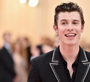 Shawn Mendes również pojawił się na Met Gali 2019.