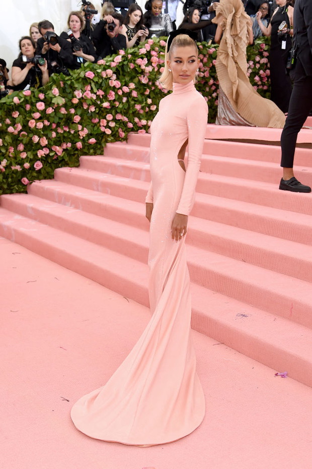 Co ciekawe, sama przyszła też Hailey Bieber, z którą Shawn pojawił się na czerwonym dywanie na Met Gali 2018. Tylko, że wtedy jeszcze nie była panią Bieber.