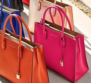 Torebki marki Michael Kors to jedne z najpopularniejszych modeli wśród marek premium. Ich ceny rozpoczynają się minimum od 1000 złotych.