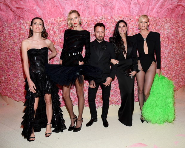 Met Gala 2019: Charlotte Casiraghi, Anja Rubik, projektant Anthony Vaccarello, Demi Moore i Amber Valletta na Met Ball 2019. Wszyscy ubrani w projekty Anthony Vaccarello dla Yves Saint Laurent.
