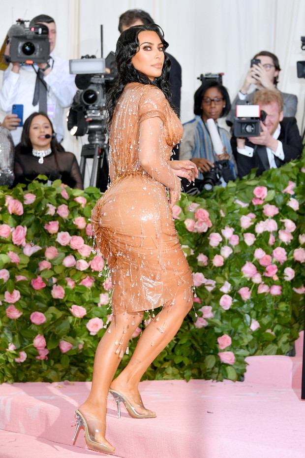 Met Gala 2019: Kim Kardashian w sukni Mugler inspirowanej kaligornijską dziewczyną wychodzącą z oceanu na czerwony dywan.
