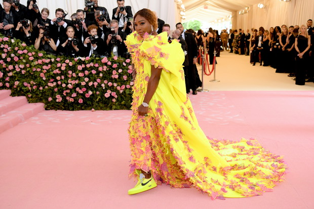 Met Gala 2019: Serena Williams do kreacji Atelier Versace założyła sneakersy!