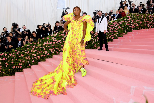 Met Gala 2019: Suknia Sereny Williams została ozdobiona różowymi liśćmi.