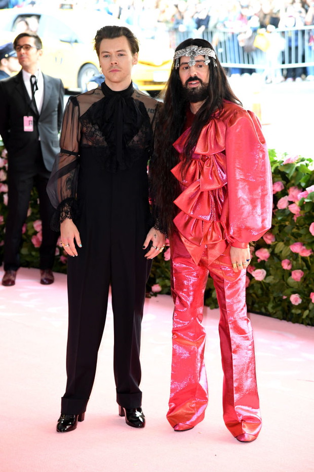 Styles na różowym tym razem dywanie pojawił się z towarzystwie dyrektora kreatywnego domu mody, Alessandro Michele.