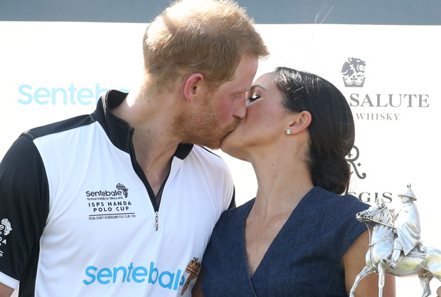 Meghan Markle i książę Harry całują się po meczu polowym