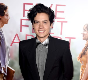 Najwyższe gwiazdy: Sprawdźcie, ile wzrostu ma Cole Sprouse, Blake Lively, Noah Centineo i nie tylko!