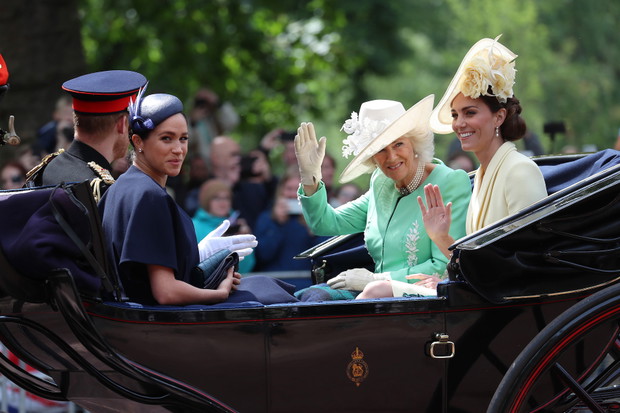 Księżna Meghan, księżna Kate, księżna Camilla i książę Harry w dorożce na corocznej paradzie z okazji urodzin królowej Elżbiety II.