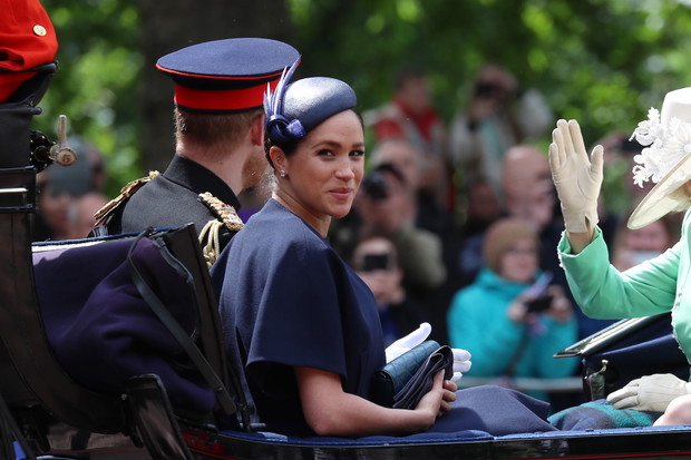 Meghan Markle na urodziny królowej Elżbiety II wybrała kostium Givenchy i kapelusz Noel Stewart.