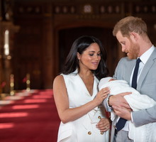 Archie Harrison ma nowe zdjęcie! Meghan Markle i książę Harry tym razem pokazali twarz syna