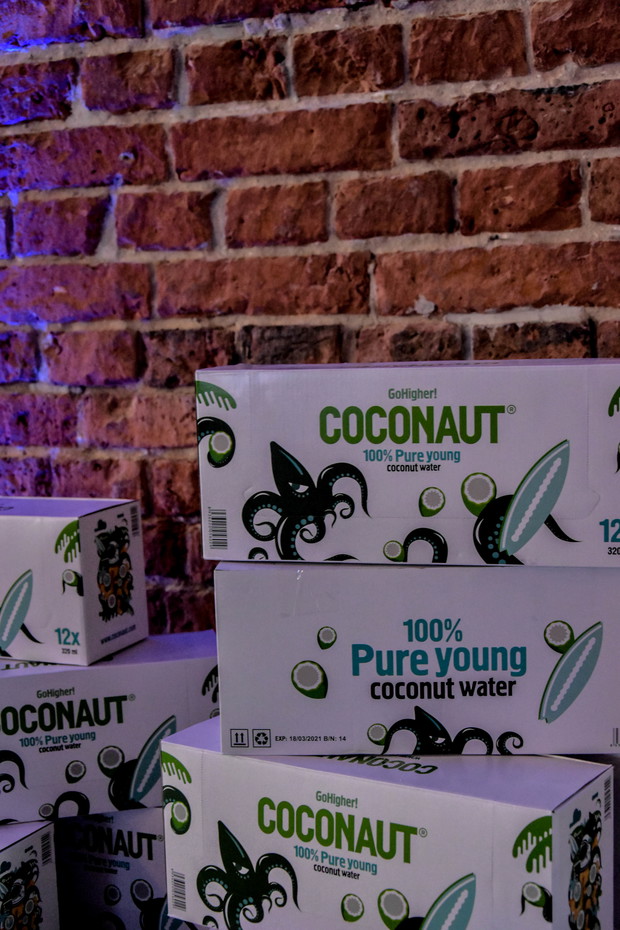 Woda kokosowa od Coconaut idealnie nawadnia i orzeźwia